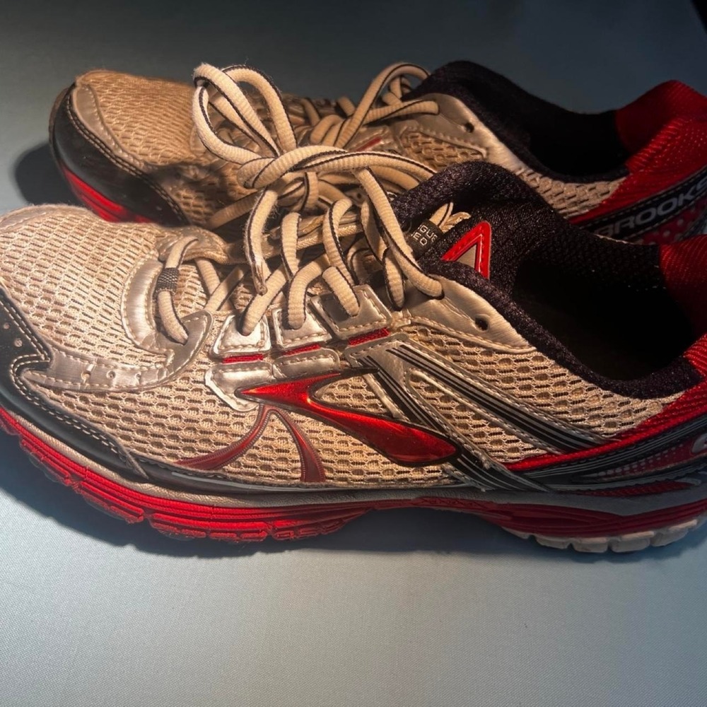 Brooks Running Sneakers size 9 White Red and Black Great Condition